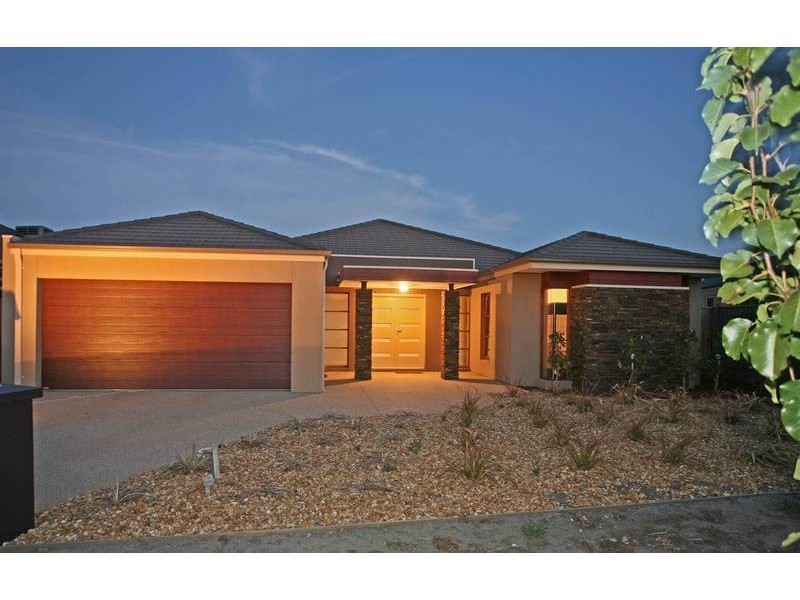 11 Skipperstone Glen, Narre Warren South VIC 3805