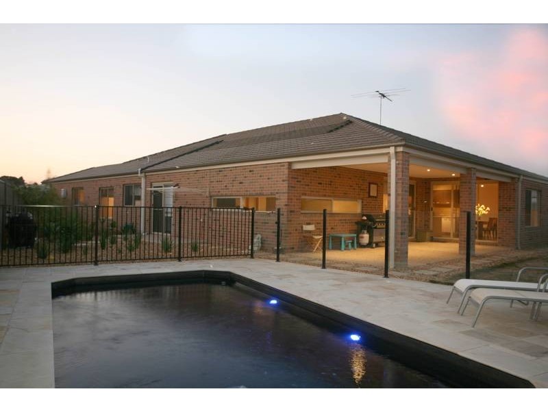 11 Skipperstone Glen, Narre Warren South VIC 3805