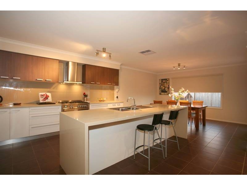 11 Skipperstone Glen, Narre Warren South VIC 3805