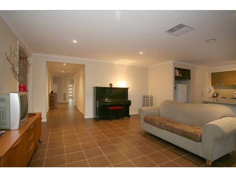 11 Skipperstone Glen, Narre Warren South VIC 3805