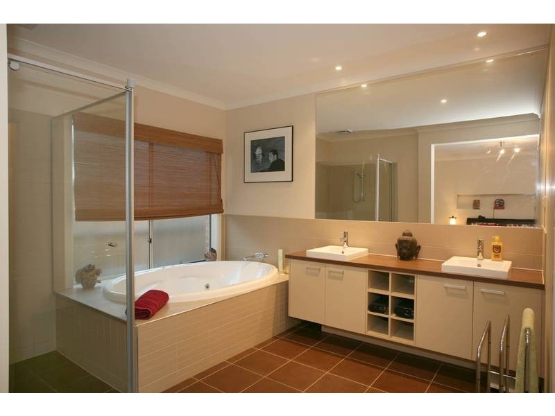 11 Skipperstone Glen, Narre Warren South VIC 3805