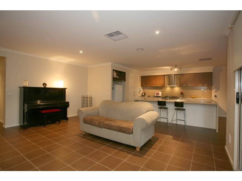 11 Skipperstone Glen, Narre Warren South VIC 3805