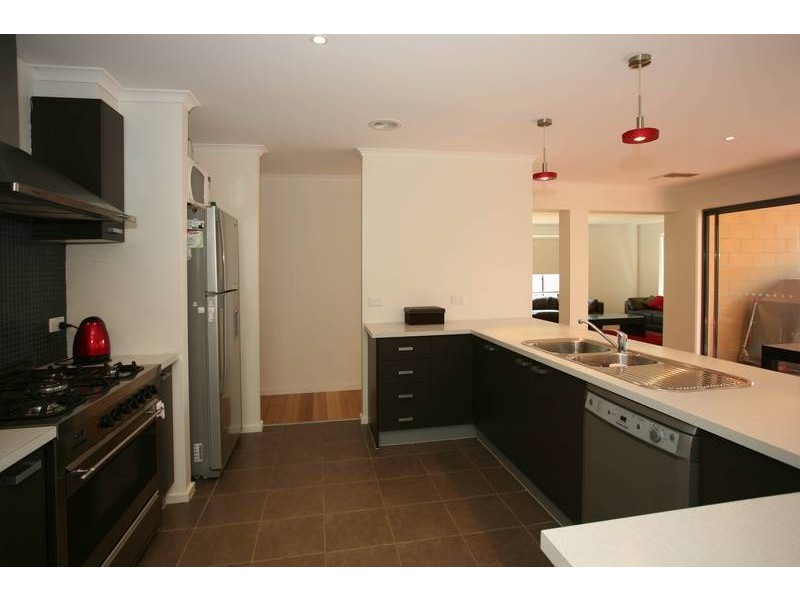 5 Suffolk Court, Cranbourne North VIC 3977