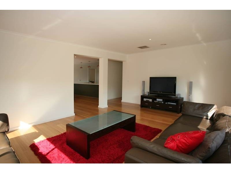 5 Suffolk Court, Cranbourne North VIC 3977