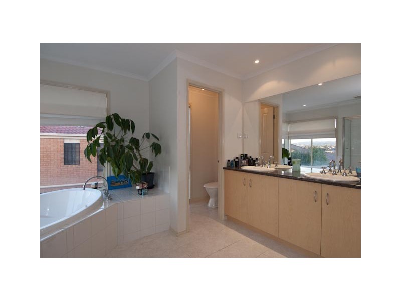 8 Hunt Club Road, Narre Warren South VIC 3805