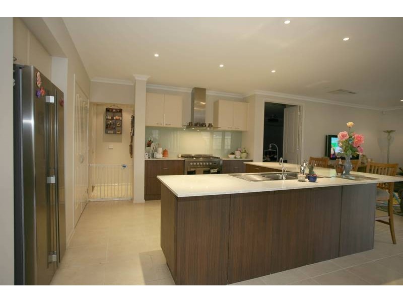 10 Roselea Place, Narre Warren North VIC 3804