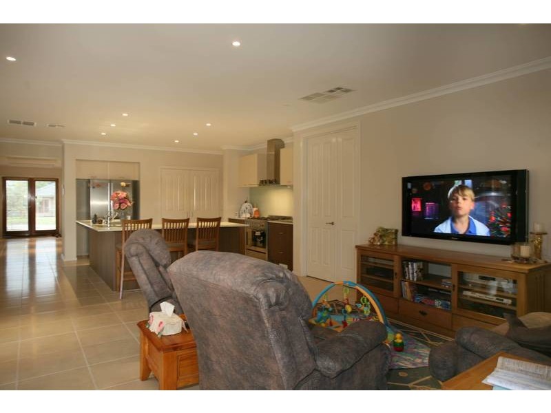 10 Roselea Place, Narre Warren North VIC 3804