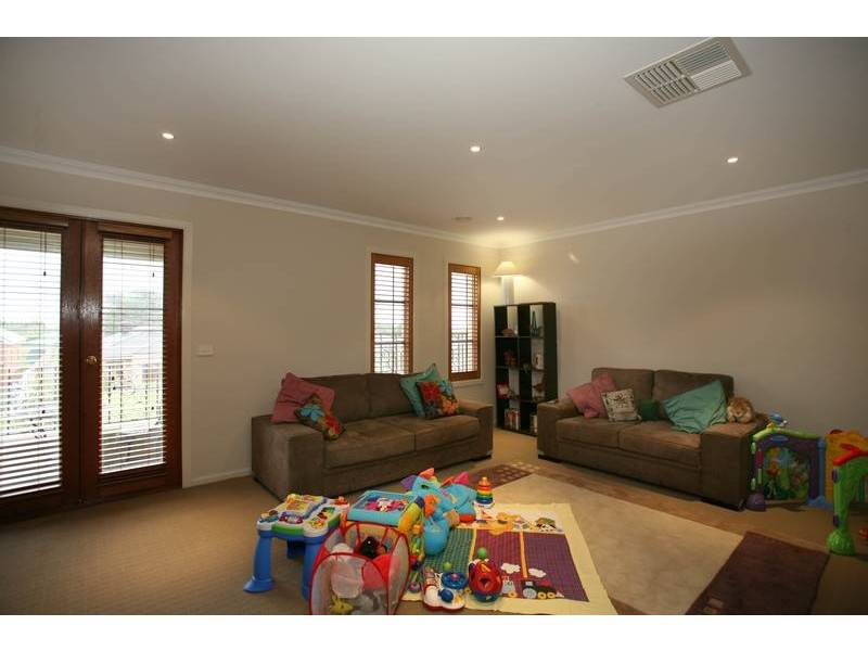 10 Roselea Place, Narre Warren North VIC 3804