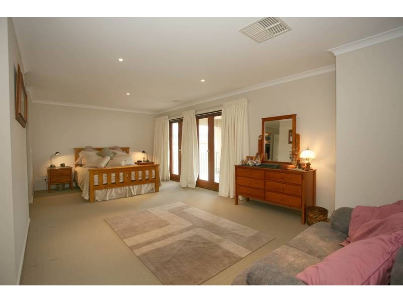 10 Roselea Place, Narre Warren North VIC 3804