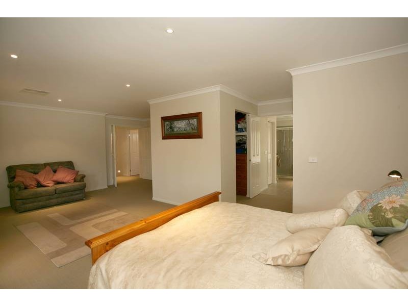 10 Roselea Place, Narre Warren North VIC 3804