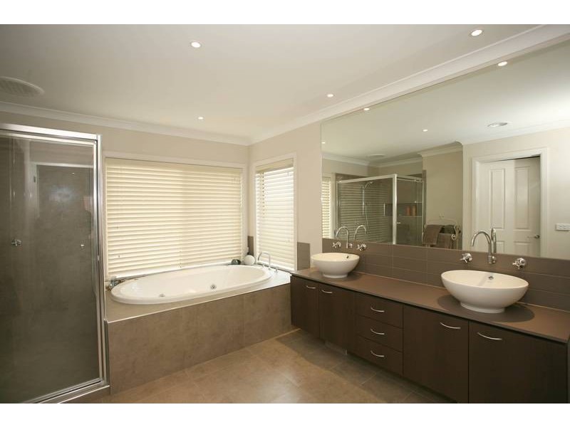 10 Roselea Place, Narre Warren North VIC 3804