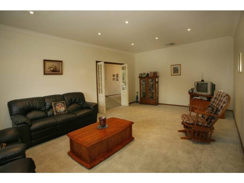 18 Parkwood Avenue, Narre Warren South VIC 3805
