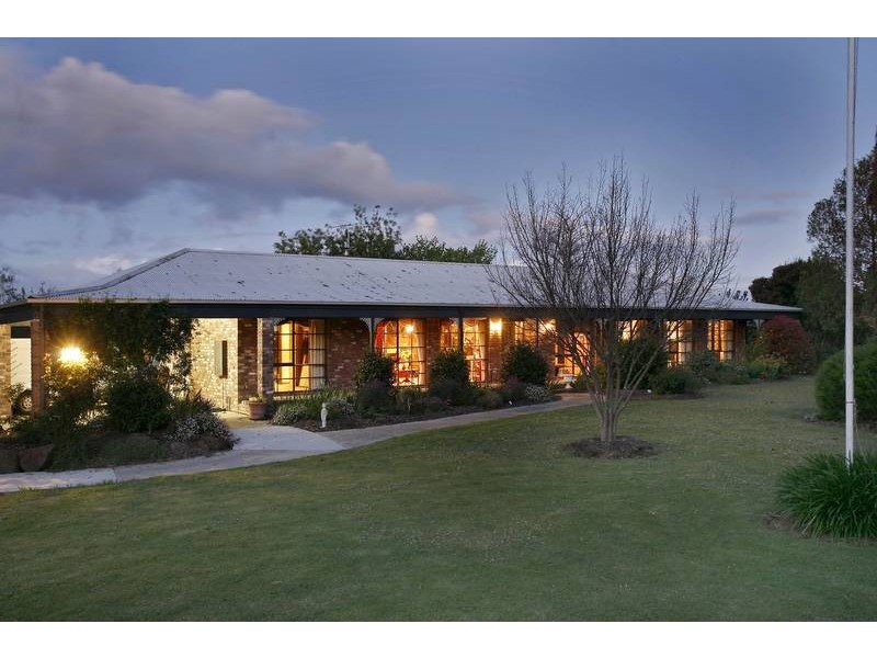 2 Dee Wy Road, Narre Warren VIC 3805