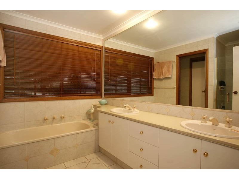 2 Dee Wy Road, Narre Warren VIC 3805