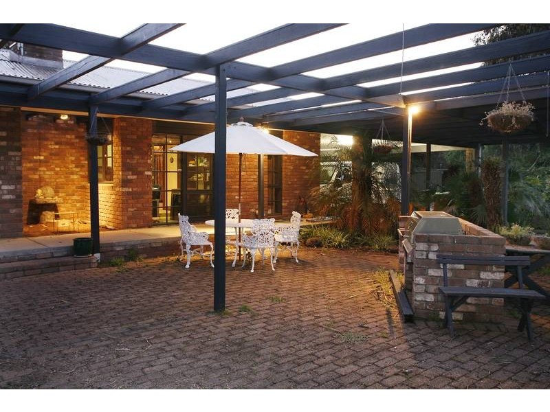 2 Dee Wy Road, Narre Warren VIC 3805