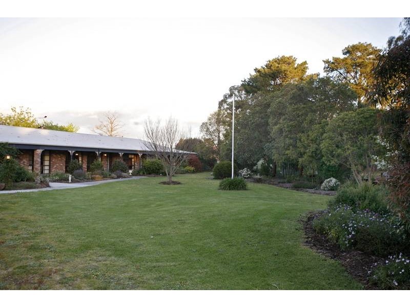 2 Dee Wy Road, Narre Warren VIC 3805