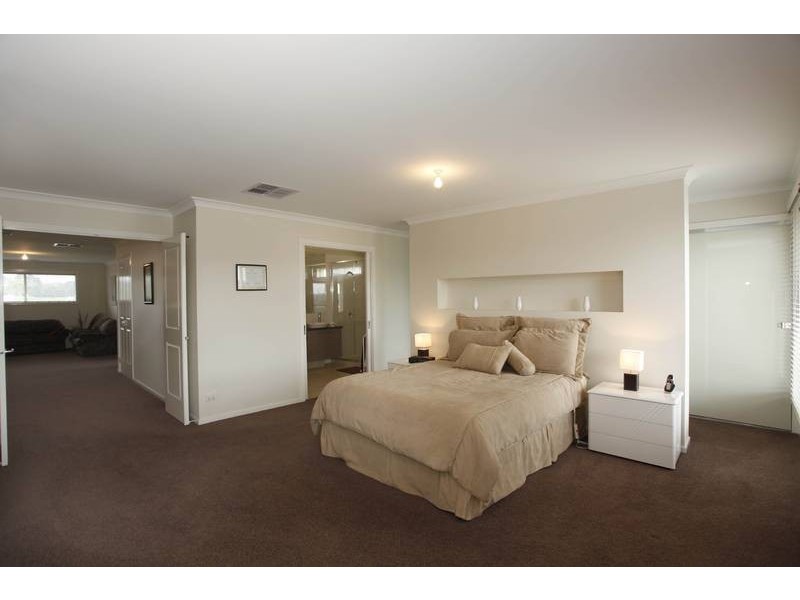 4 Holly Green Court, Narre Warren North VIC 3804