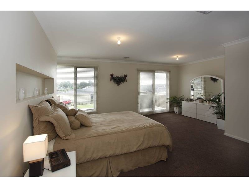 4 Holly Green Court, Narre Warren North VIC 3804