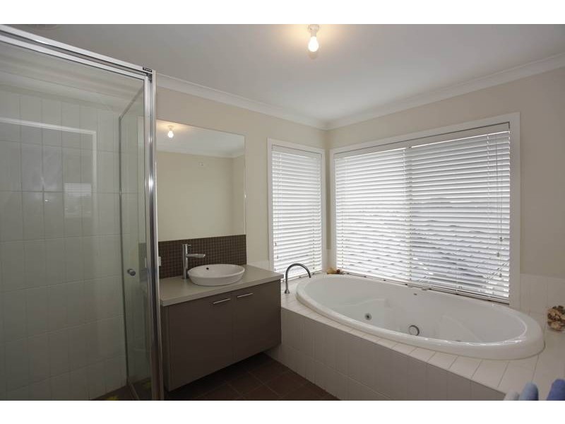 4 Holly Green Court, Narre Warren North VIC 3804