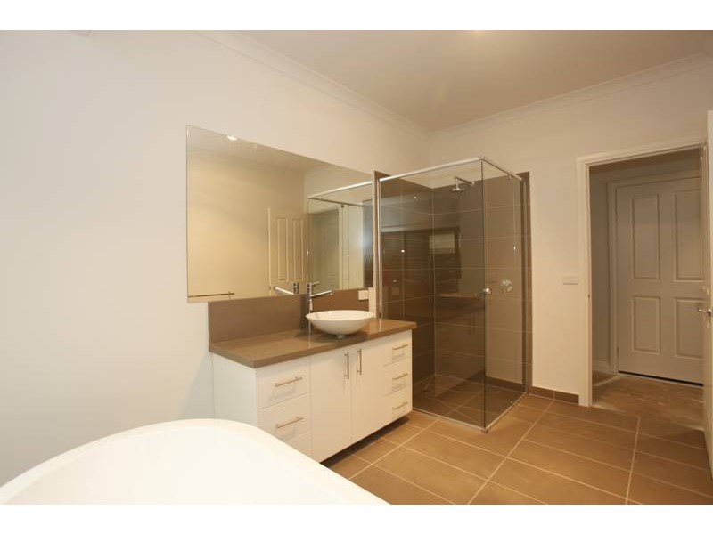 3 Otterburn Drive, Berwick VIC 3806