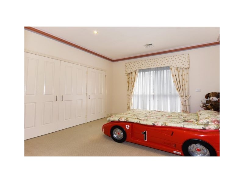 17 West Vista Place, Narre Warren North VIC 3804