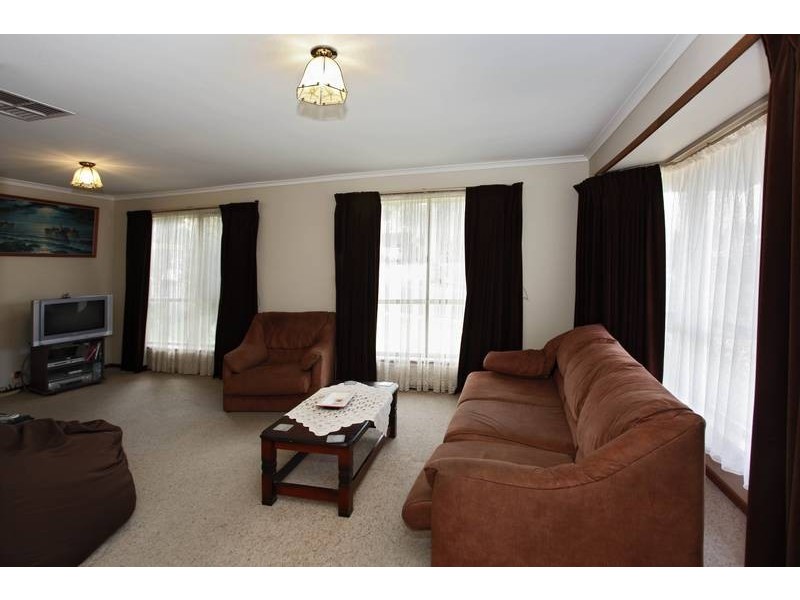 9 Hanna Drive, Endeavour Hills VIC 3802