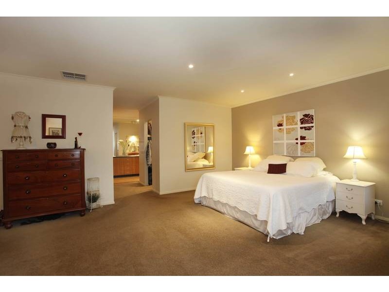 11 View Park Circuit, Narre Warren South VIC 3805