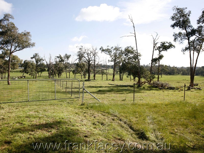 24 Larmour Rd, Pakenham VIC 3810