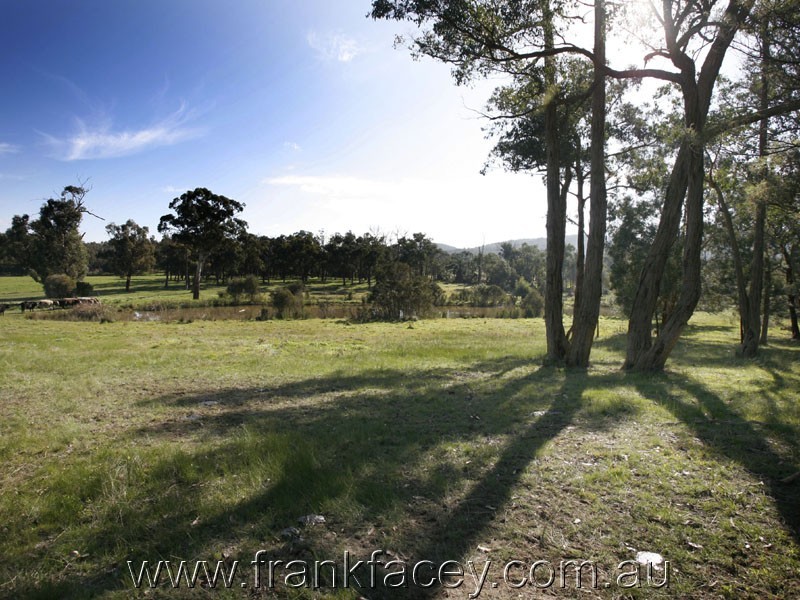 24 Larmour Rd, Pakenham VIC 3810
