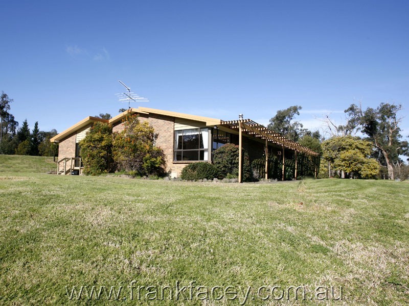 24 Larmour Rd, Pakenham VIC 3810