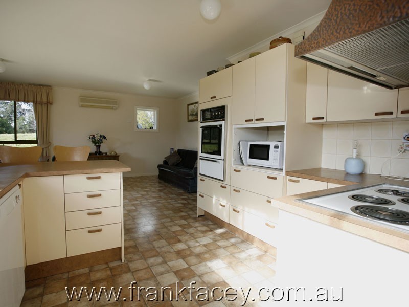 24 Larmour Rd, Pakenham VIC 3810