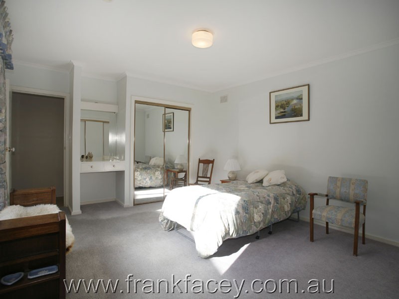 24 Larmour Rd, Pakenham VIC 3810