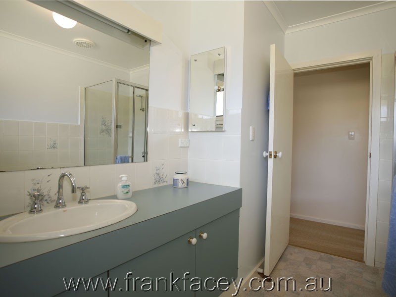 24 Larmour Rd, Pakenham VIC 3810