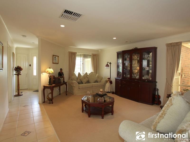 10 Kalastaire Grove, Berwick VIC 3806