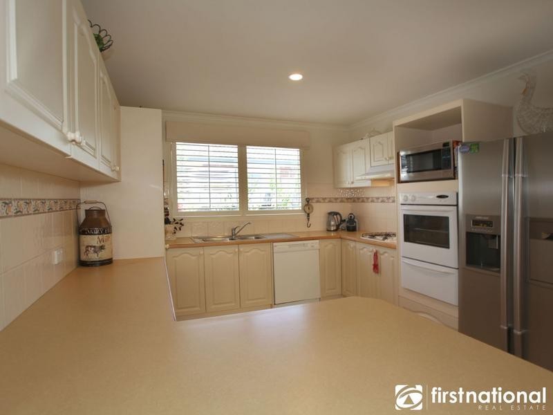 10 Kalastaire Grove, Berwick VIC 3806