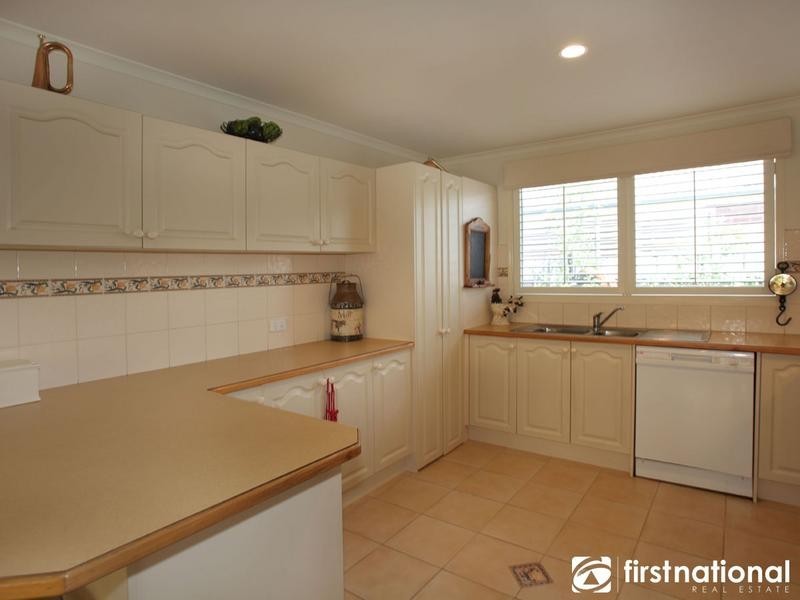 10 Kalastaire Grove, Berwick VIC 3806