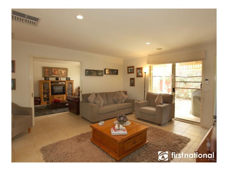 10 Kalastaire Grove, Berwick VIC 3806