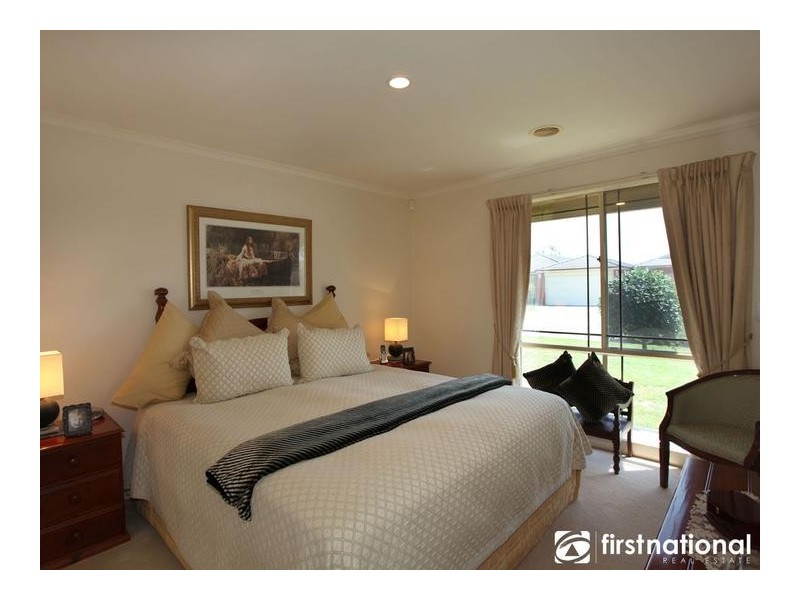 10 Kalastaire Grove, Berwick VIC 3806