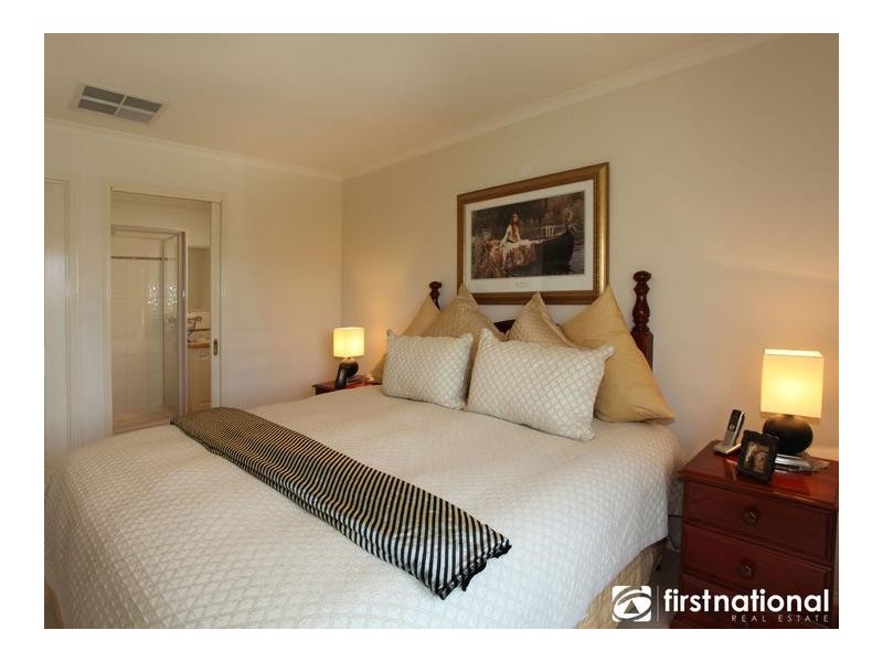 10 Kalastaire Grove, Berwick VIC 3806
