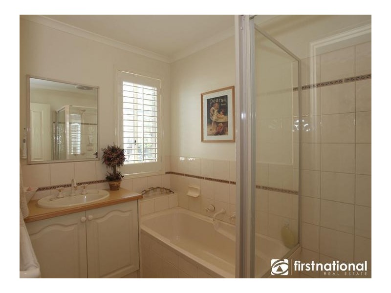 10 Kalastaire Grove, Berwick VIC 3806