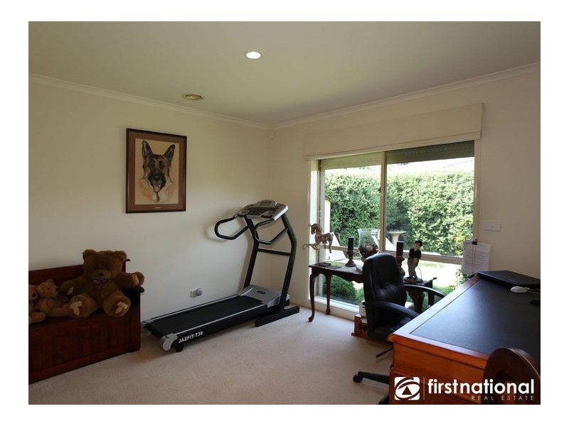 10 Kalastaire Grove, Berwick VIC 3806