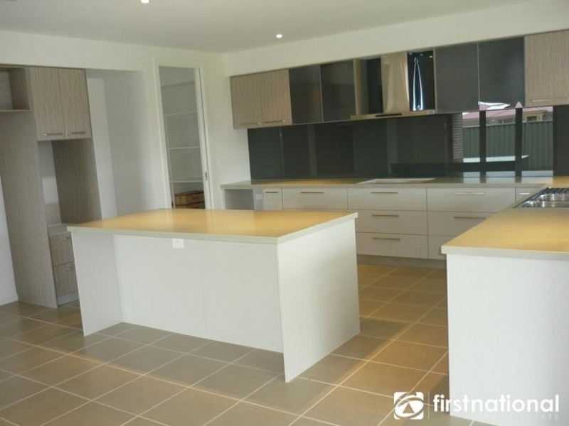 3 Tanner Avenue, Cranbourne East VIC 3977