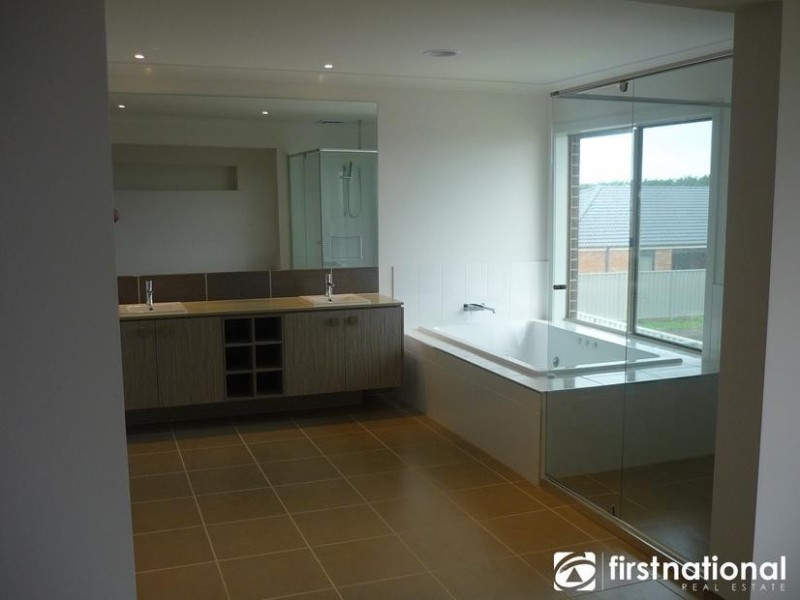 3 Tanner Avenue, Cranbourne East VIC 3977