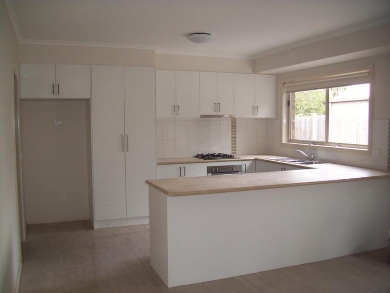 2/15 Coniston Avenue, Berwick VIC 3806