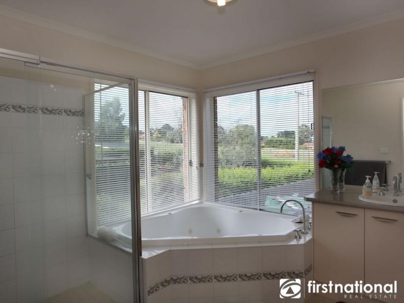 9 Grosvenor Place, Narre Warren North VIC 3804