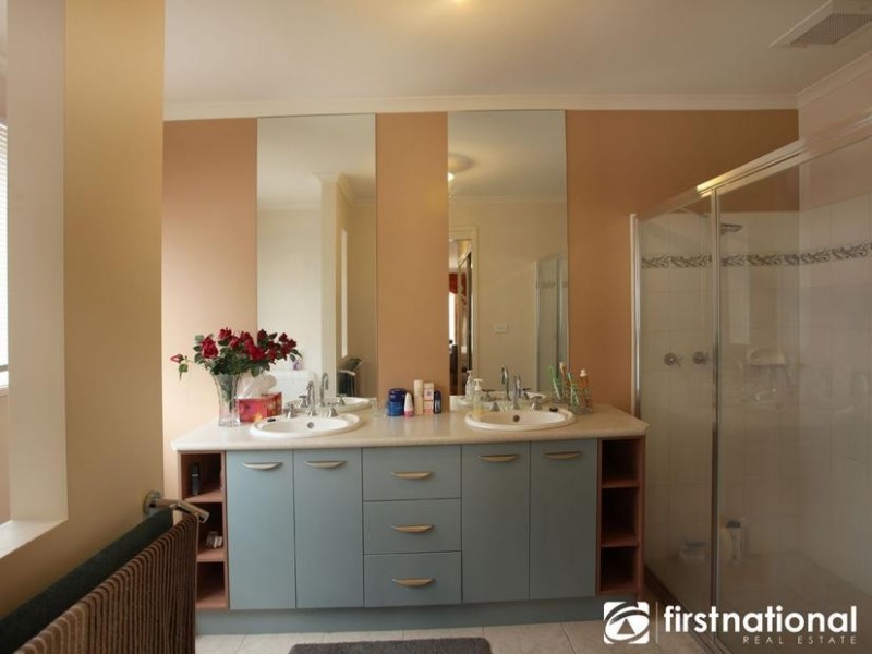 9 Grosvenor Place, Narre Warren North VIC 3804