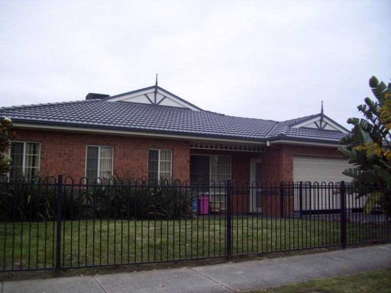 18 Golden Grove Drive, Narre Warren South VIC 3805