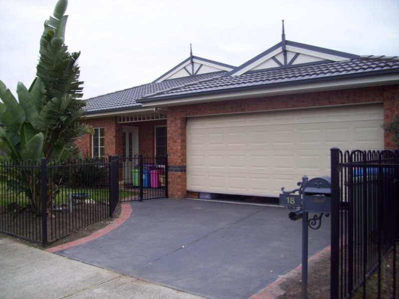 18 Golden Grove Drive, Narre Warren South VIC 3805