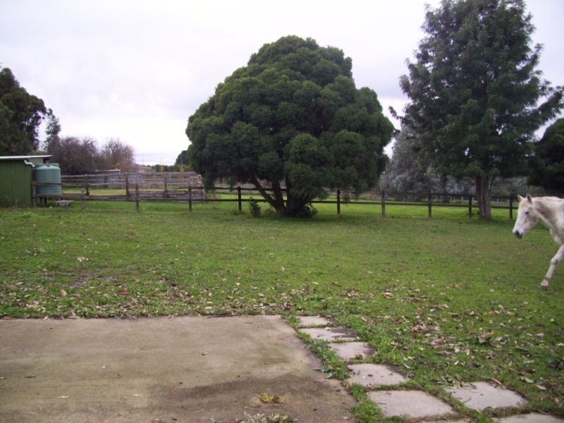 8 Fox Road, Narre Warren North VIC 3804