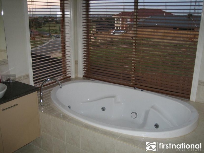 48 Sheldon Drive, Berwick VIC 3806